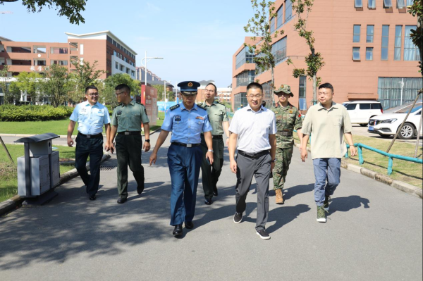 寿县人武部一行莅临我校指导新生军训工作