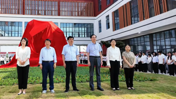 万博科技职业学院举行“博理通达”主题雕塑揭幕仪式